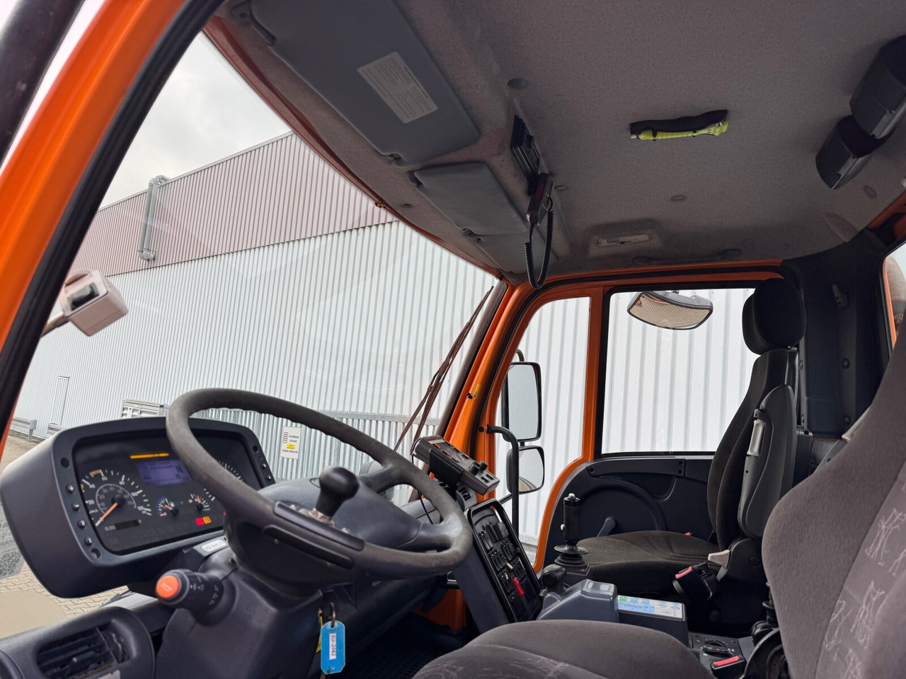 Interior photo 1: Van Unimog U 400 405/12 4x4 U 400 405/12 4x4, Kipper, Kommunalhydraulik, VarioPilot, Zapfwelle