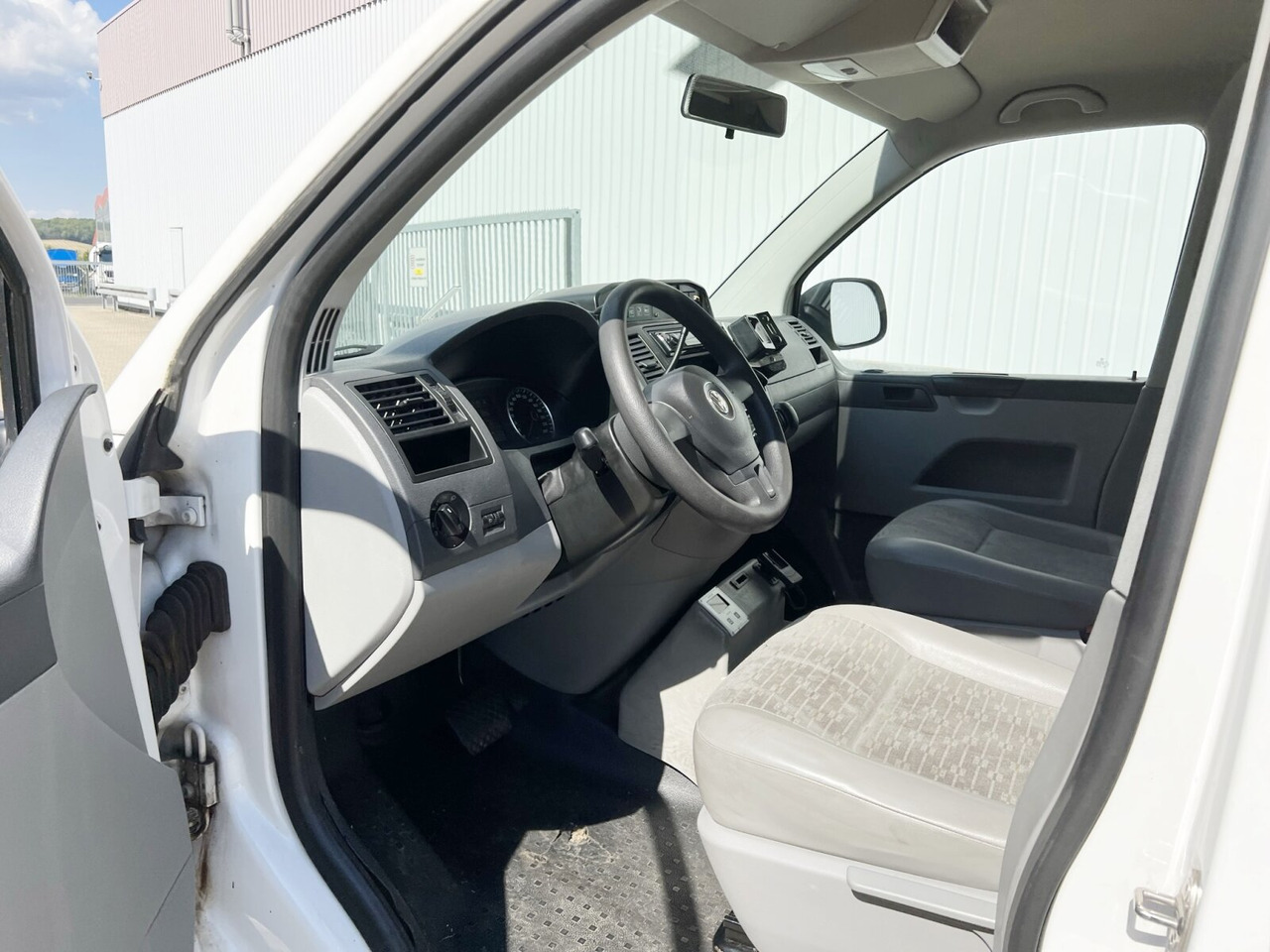 Volkswagen T5 2.0 TDI 4x2 T5 2.0 TDI 4x2, Krankenwagen - Ambulance: picture 3 Volkswagen T5 2.0 TDI 4x2 T5 2.0 TDI 4x2, Krankenwagen - Ambulance: picture 3