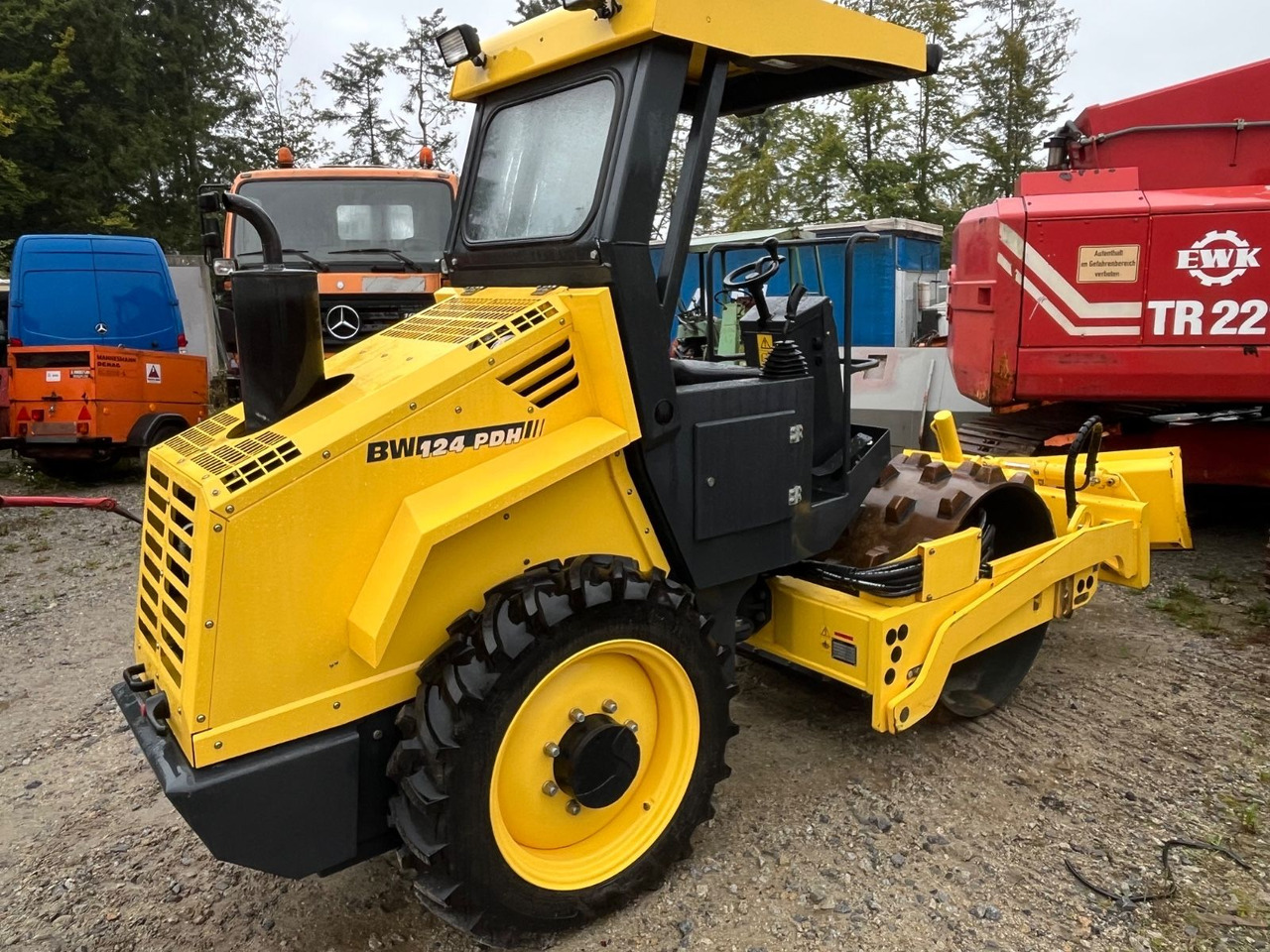 BOMAG Walzenzug BW 124 PDH-4 Planierschild 100 Bstd. - Compactor: picture 3 BOMAG Walzenzug BW 124 PDH-4 Planierschild 100 Bstd. - Compactor: picture 3