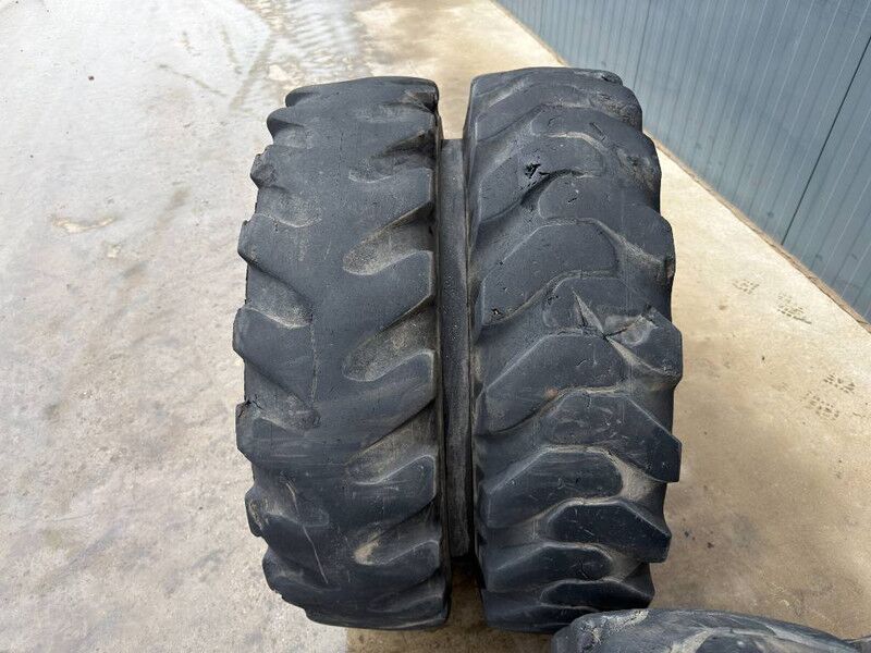Bridgestone 1000 x 20 Set / 10.00 x 20: 4x2 Tyres - Wheels and tires for Construction machinery: picture 5 Bridgestone 1000 x 20 Set / 10.00 x 20: 4x2 Tyres - Wheels and tires for Construction machinery: picture 5