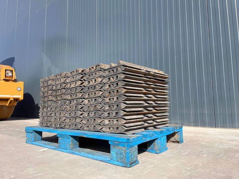 Hyundai R210 / R215 / R220 / R235 / R250 / R260 - Frame/ Chassis for Construction machinery: picture 2 Hyundai R210 / R215 / R220 / R235 / R250 / R260 - Frame/ Chassis for Construction machinery: picture 2