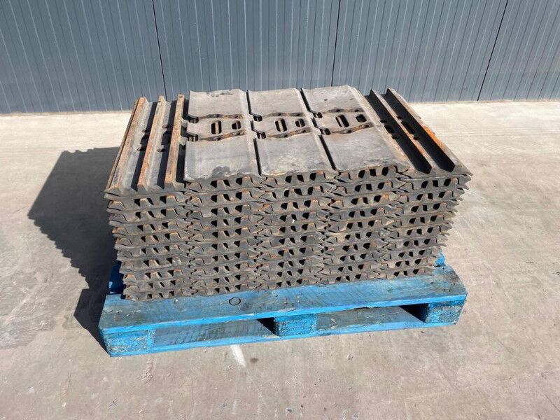 Hyundai R210 / R215 / R220 / R235 / R250 / R260 - Frame/ Chassis for Construction machinery: picture 4 Hyundai R210 / R215 / R220 / R235 / R250 / R260 - Frame/ Chassis for Construction machinery: picture 4