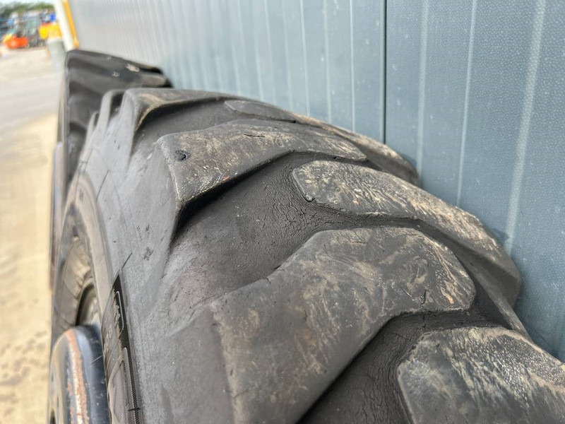 Michelin 1000 x 20 banden / 10.00 x 20: 1x2 Reifen - Wheels and tires for Construction machinery: picture 3 Michelin 1000 x 20 banden / 10.00 x 20: 1x2 Reifen - Wheels and tires for Construction machinery: picture 3