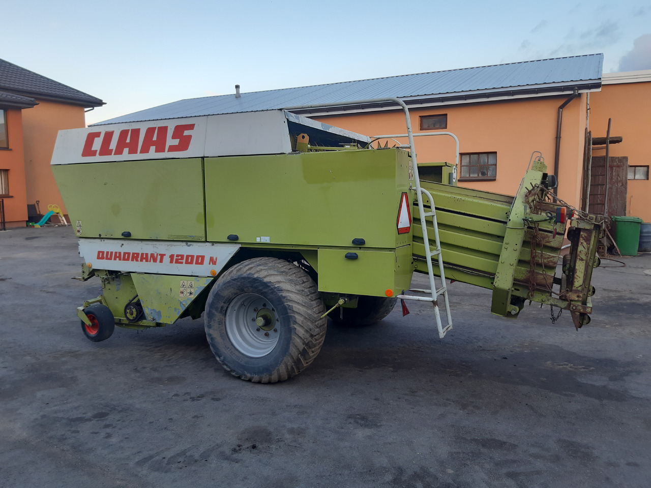 Claas Quadrant 1200 N - Square baler: picture 1 Claas Quadrant 1200 N - Square baler: picture 1