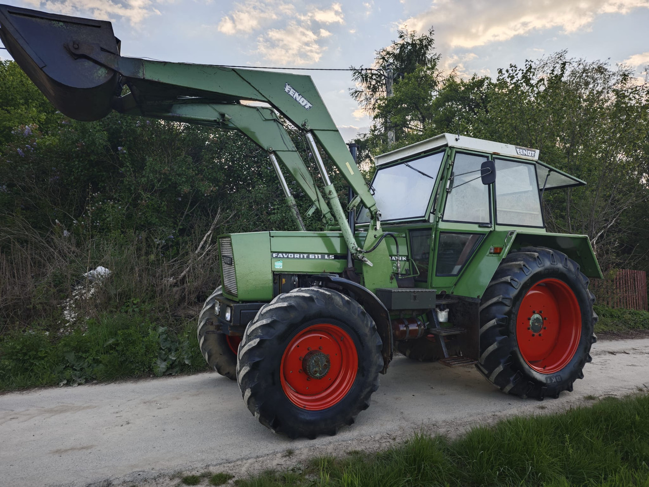 FENDT Favorit 611 LS turbomatik + TUR - Farm tractor: picture 2 FENDT Favorit 611 LS turbomatik + TUR - Farm tractor: picture 2
