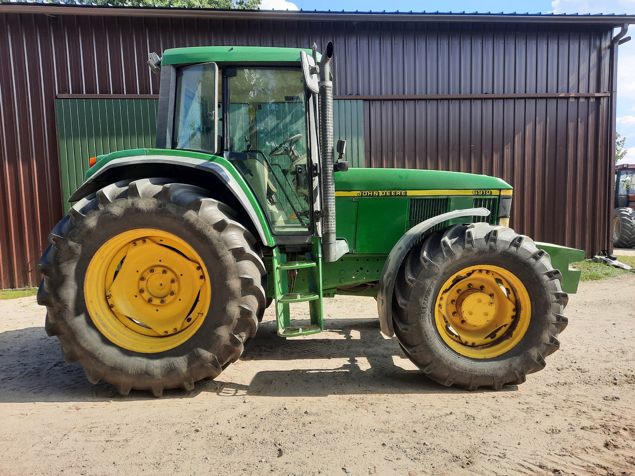JOHN DEERE 6910 - Farm tractor: picture 4 JOHN DEERE 6910 - Farm tractor: picture 4
