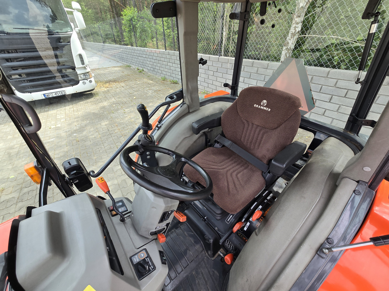 KUBOTA 4240 - Farm tractor: picture 2 KUBOTA 4240 - Farm tractor: picture 2