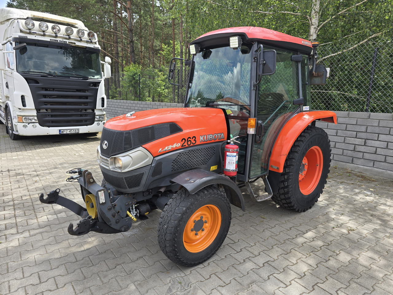 KUBOTA 4240 - Farm tractor: picture 3 KUBOTA 4240 - Farm tractor: picture 3