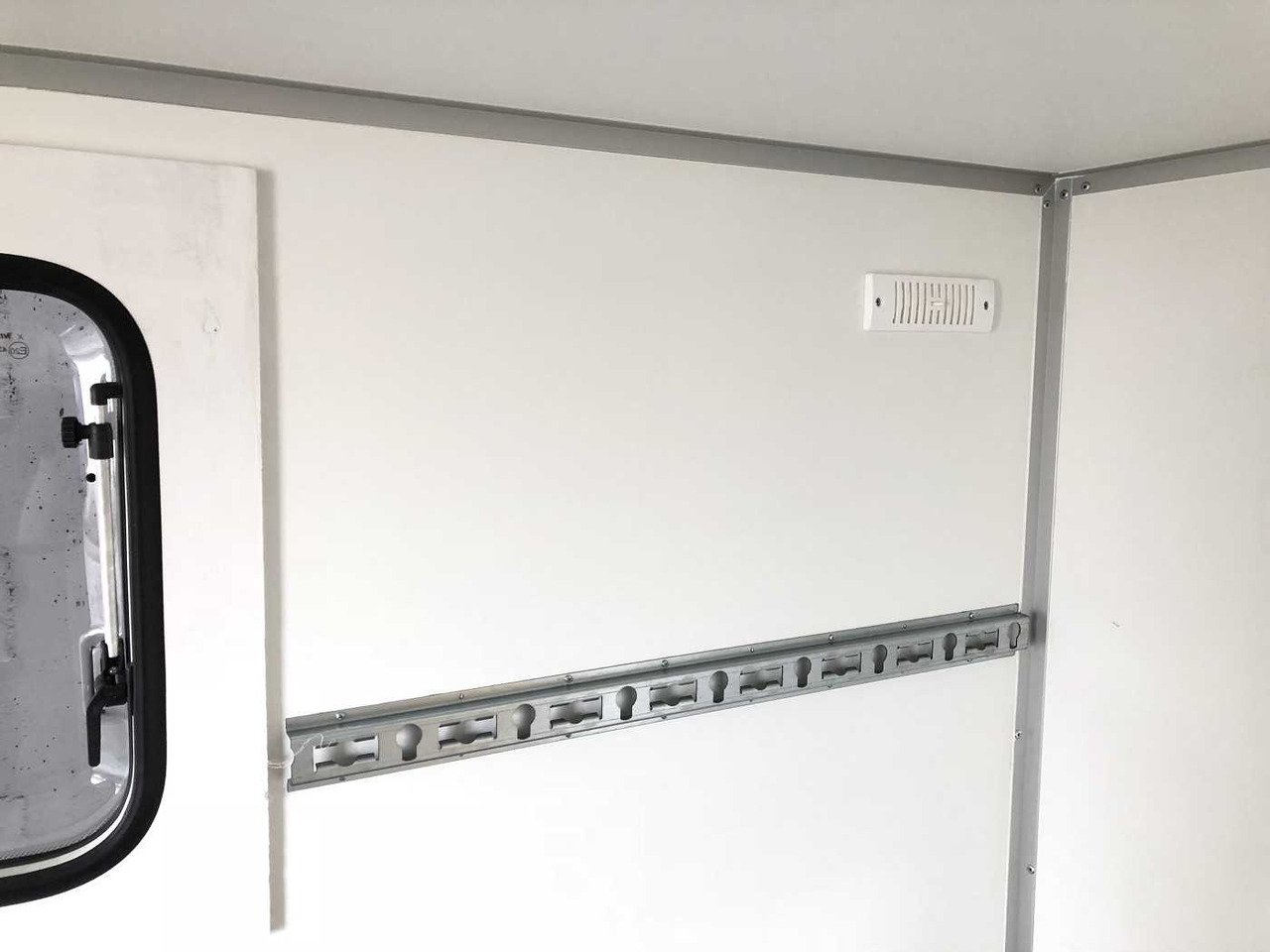 Leasing of BLYSS F1330HD Rampe Tür 2 Fenster Kofferanhänger BLYSS F1330HD Rampe Tür 2 Fenster Kofferanhänger: picture 24