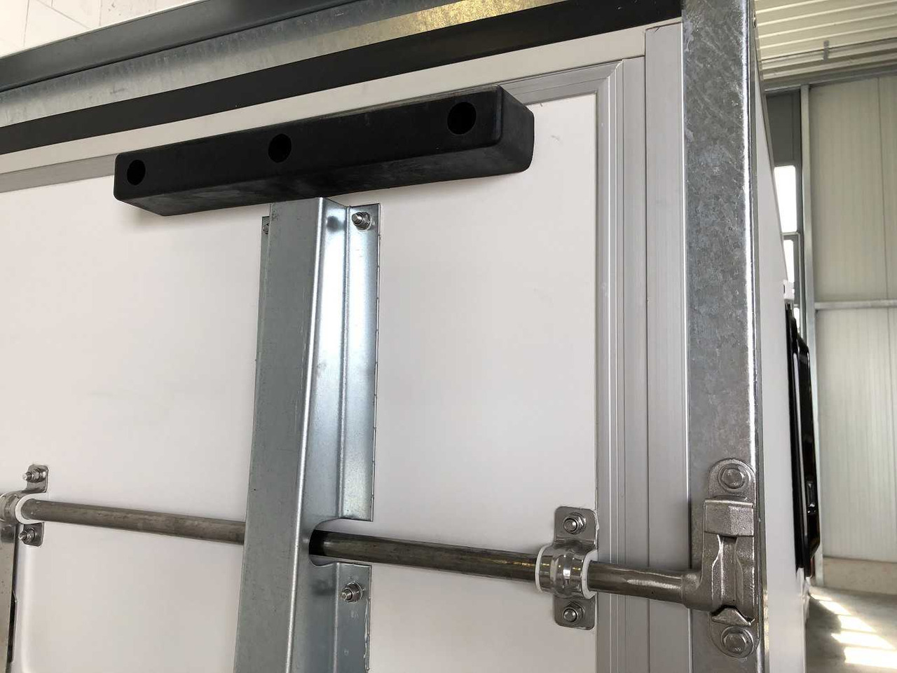 Leasing of BLYSS F1330HD Rampe Tür 2 Fenster Kofferanhänger BLYSS F1330HD Rampe Tür 2 Fenster Kofferanhänger: picture 12