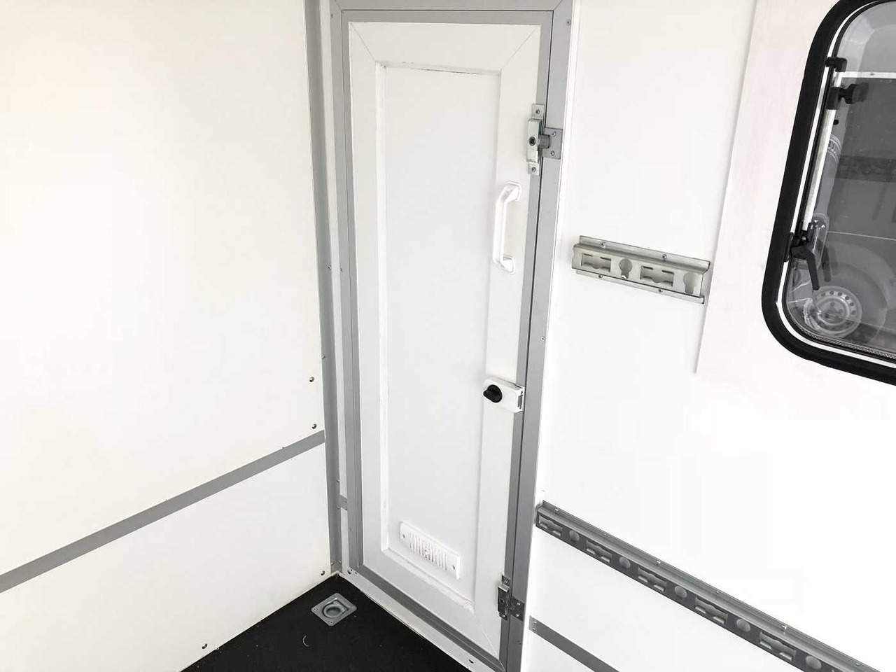 Leasing of BLYSS F1330HD Rampe Tür 2 Fenster Kofferanhänger BLYSS F1330HD Rampe Tür 2 Fenster Kofferanhänger: picture 14