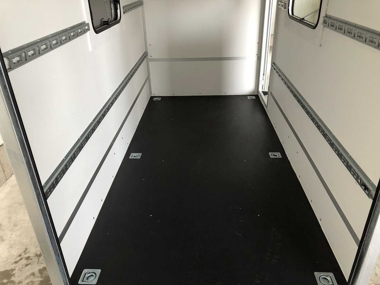 Leasing of BLYSS F1330HD Rampe Tür 2 Fenster Kofferanhänger BLYSS F1330HD Rampe Tür 2 Fenster Kofferanhänger: picture 21
