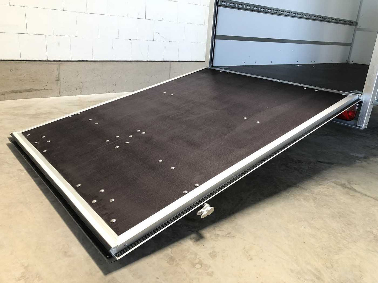 BLYSS F1336HD Rampe Tür Fenster Kofferanhänger - Closed box trailer: picture 5 BLYSS F1336HD Rampe Tür Fenster Kofferanhänger - Closed box trailer: picture 5