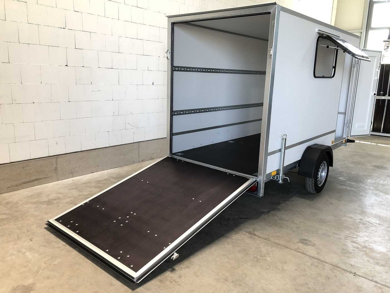 BLYSS F1336HD Rampe Tür Fenster Kofferanhänger - Closed box trailer: picture 3 BLYSS F1336HD Rampe Tür Fenster Kofferanhänger - Closed box trailer: picture 3