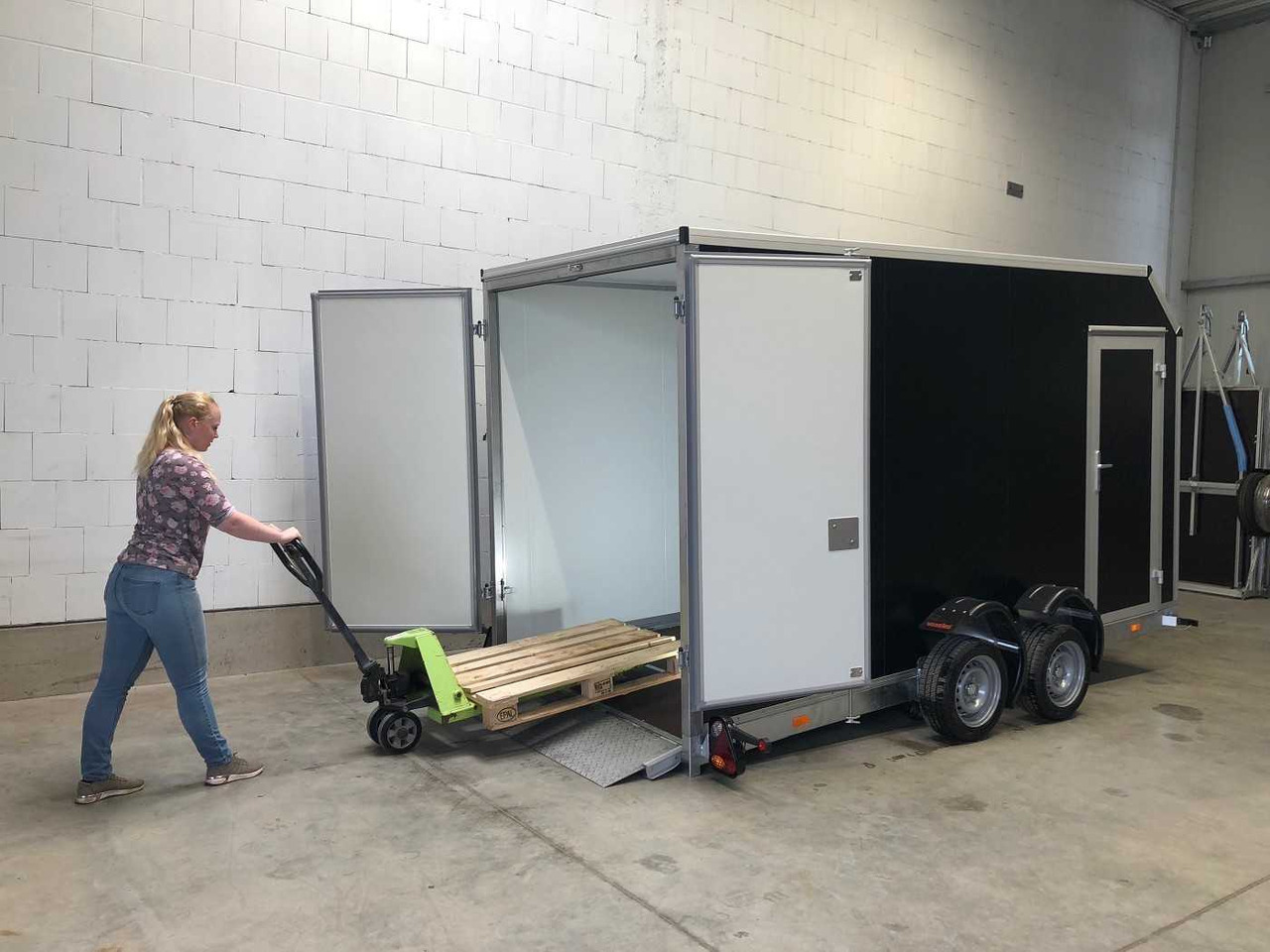 VEZEKO Husky FB K 35.40 SP EP Tür Kofferanhänger Absenker - Closed box trailer: picture 1 VEZEKO Husky FB K 35.40 SP EP Tür Kofferanhänger Absenker - Closed box trailer: picture 1