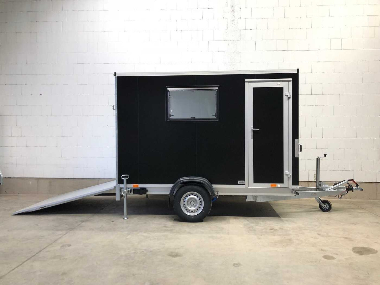 VEZEKO TK B 15.30 Rampe, Tür, Fenster Kofferanhänger - Closed box trailer: picture 2 VEZEKO TK B 15.30 Rampe, Tür, Fenster Kofferanhänger - Closed box trailer: picture 2