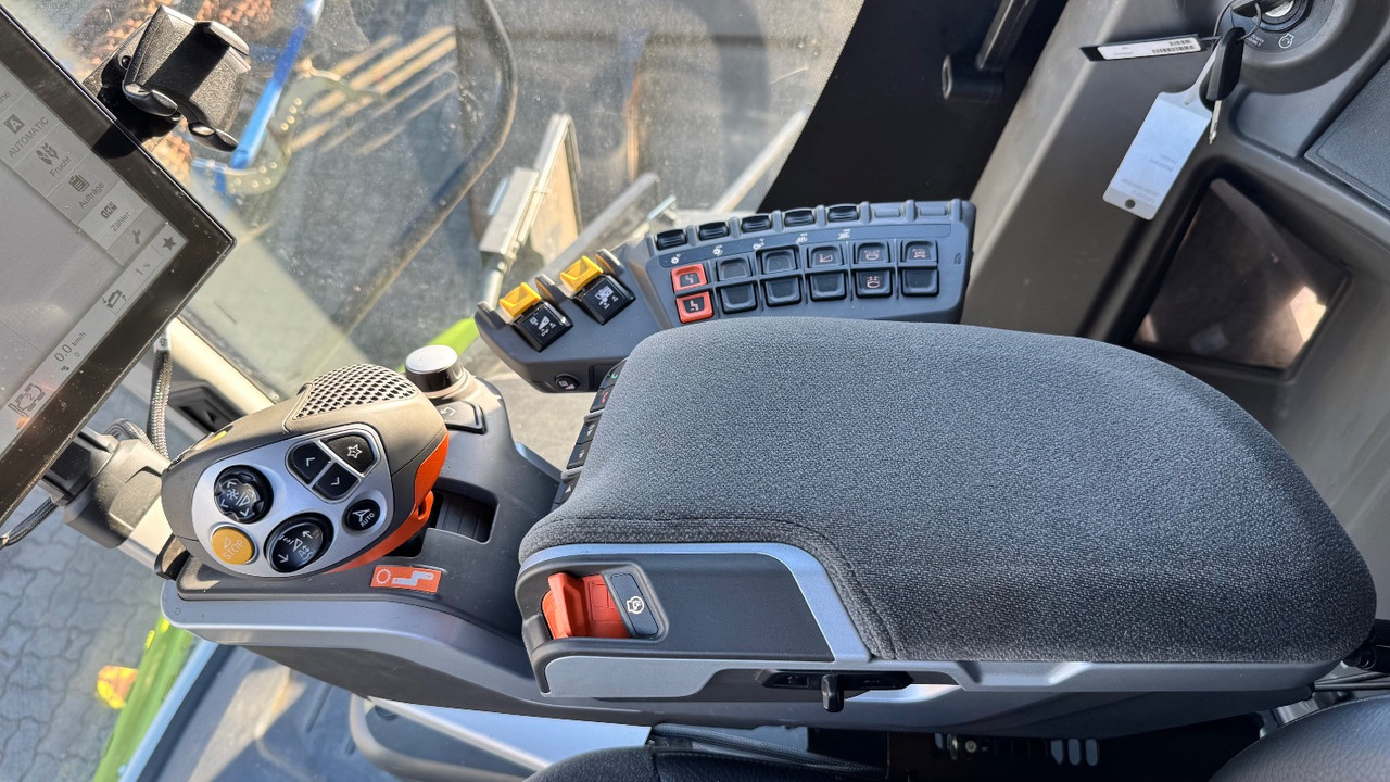 CLAAS Lexion 6900 TerraTrac 890 full Options - Combine harvester: picture 4 CLAAS Lexion 6900 TerraTrac 890 full Options - Combine harvester: picture 4