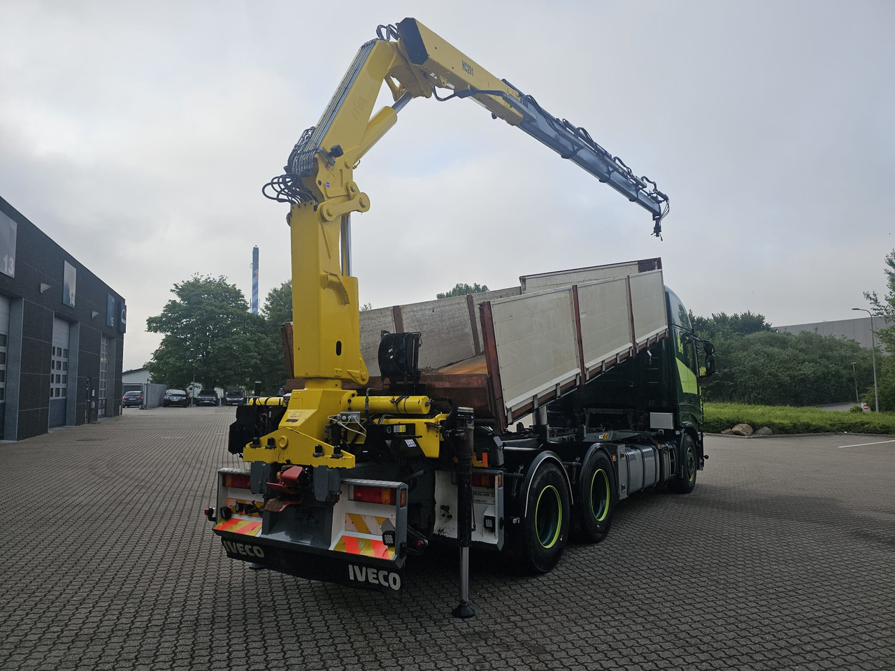 Container transporter/ Swap body truck, Crane truck Iveco Stralis 560 6x4: picture 6