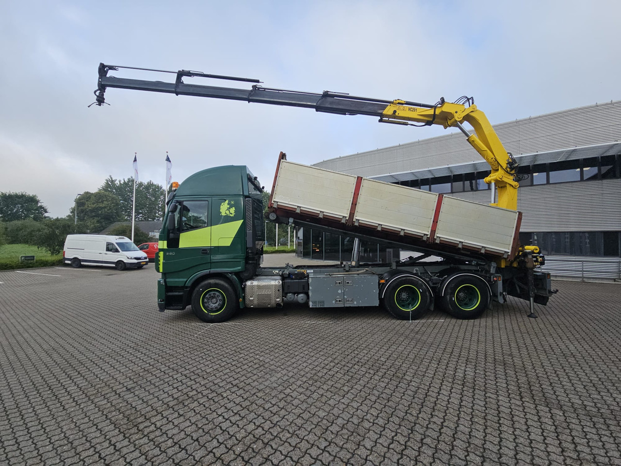 Container transporter/ Swap body truck, Crane truck Iveco Stralis 560 6x4: picture 7