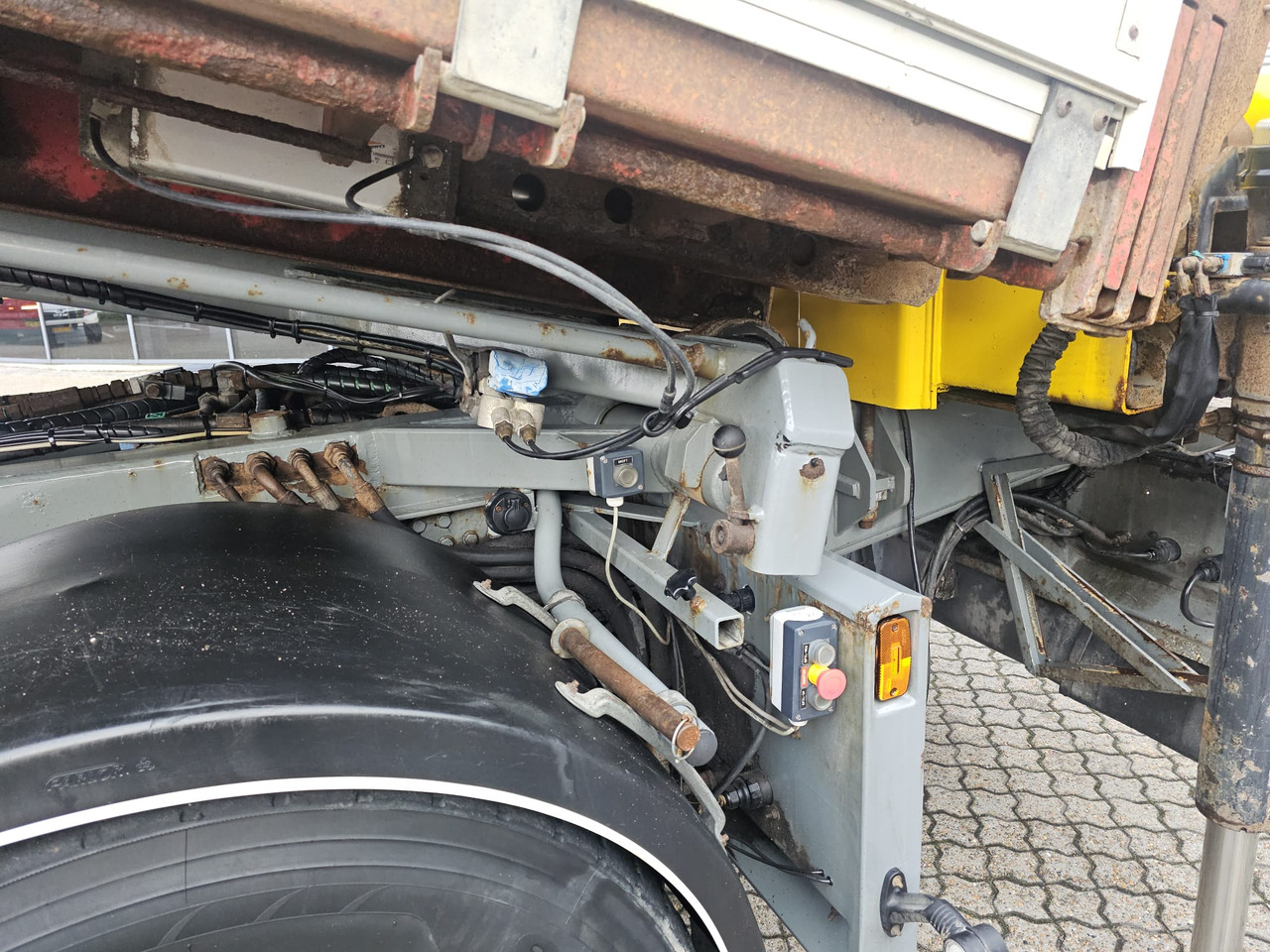 Container transporter/ Swap body truck, Crane truck Iveco Stralis 560 6x4: picture 23