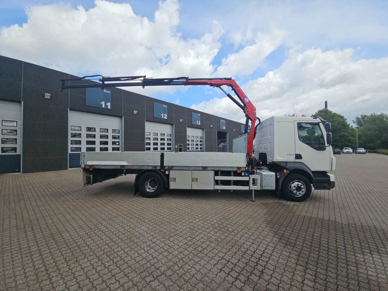 Volvo FL250 - Dropside/ Flatbed truck, Crane truck: picture 3 Volvo FL250 - Dropside/ Flatbed truck, Crane truck: picture 3