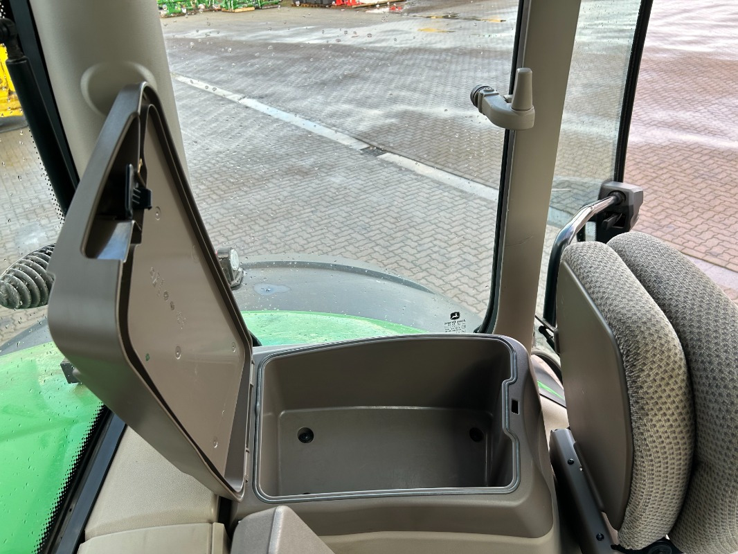 Leasing of John Deere 6195R John Deere 6195R: picture 10 Leasing of John Deere 6195R John Deere 6195R: picture 10