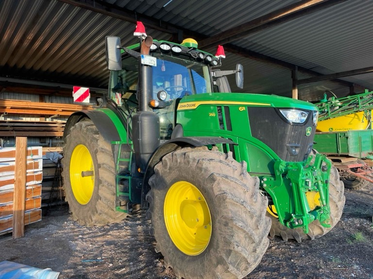 John Deere 6R 250 - Farm tractor: picture 1 John Deere 6R 250 - Farm tractor: picture 1