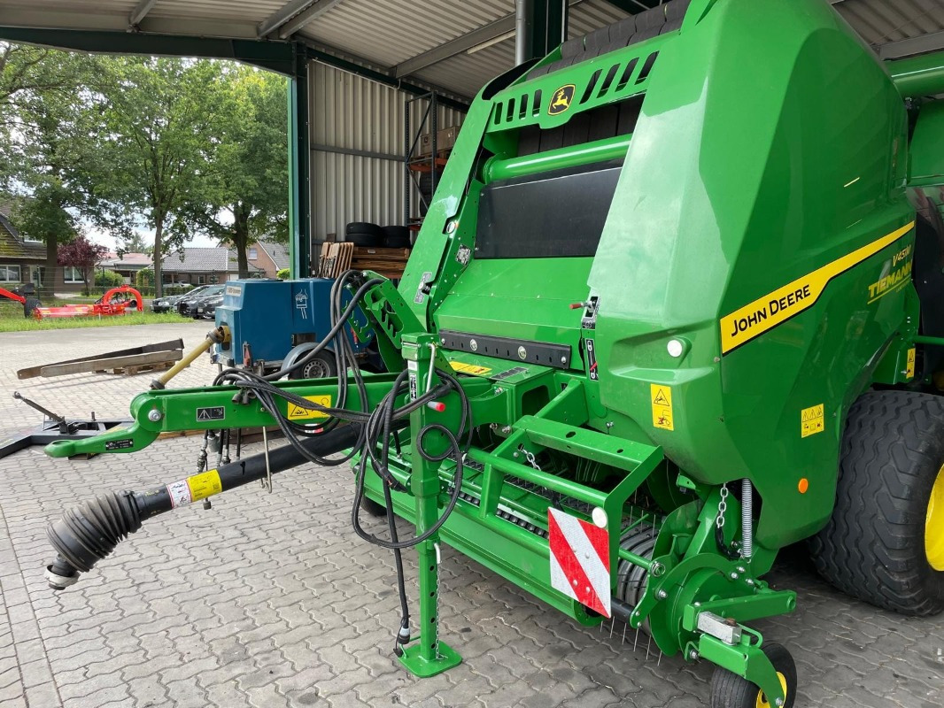 John Deere V451M - Bale wrapper: picture 4 John Deere V451M - Bale wrapper: picture 4