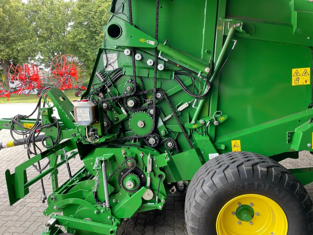 John Deere V451M - Bale wrapper: picture 5 John Deere V451M - Bale wrapper: picture 5