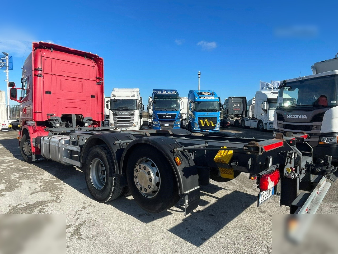 Container transporter/ Swap body truck SCANIA R450: picture 6