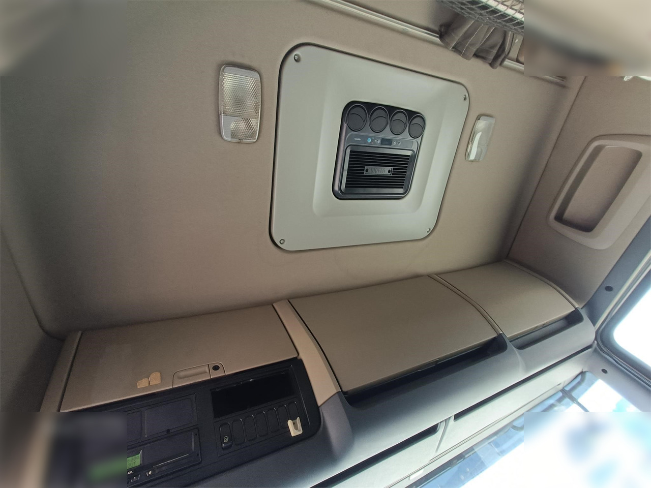 Tractor unit SCANIA R490: picture 6