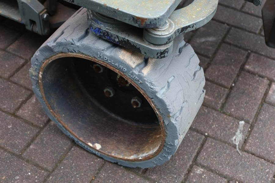 Scissor lift Holland Lift Ecostar HL-7814 Electric, 10m Working Height, 450k: picture 10 Scissor lift Holland Lift Ecostar HL-7814 Electric, 10m Working Height, 450k: picture 10