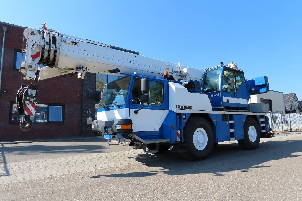 Liebherr LTM 1040-2.1 - All terrain crane: picture 1 Liebherr LTM 1040-2.1 - All terrain crane: picture 1