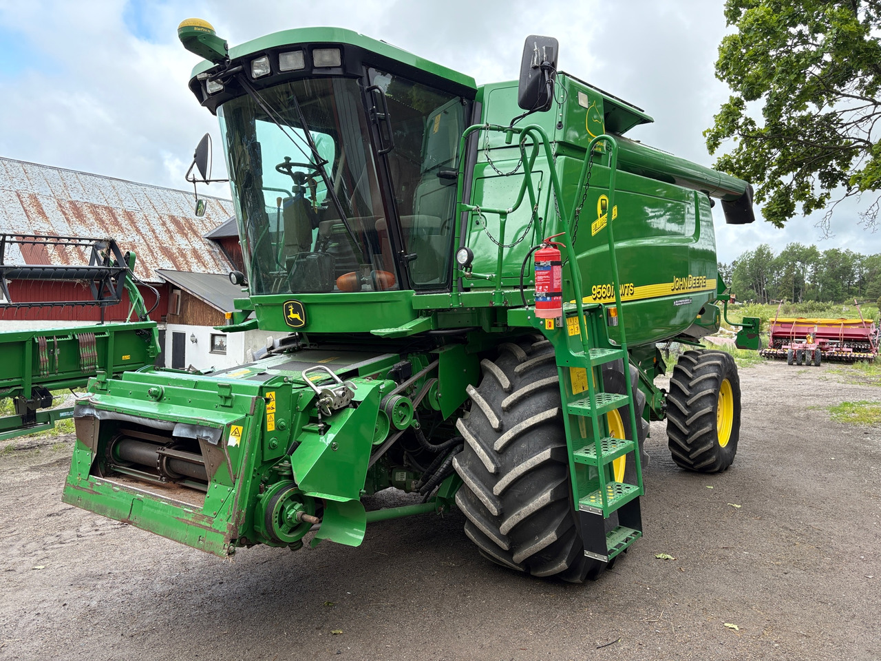John Deere 9560i - Combine harvester: picture 1 John Deere 9560i - Combine harvester: picture 1