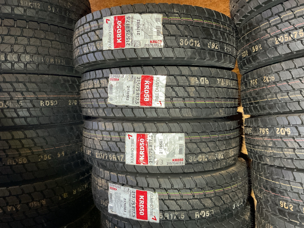 Kumho 215/75R17.5 - Tire for Truck: picture 1 Kumho 215/75R17.5 - Tire for Truck: picture 1