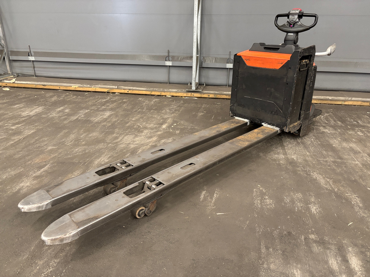 Toyota LPE200 - Material handling equipment: picture 1 Toyota LPE200 - Material handling equipment: picture 1