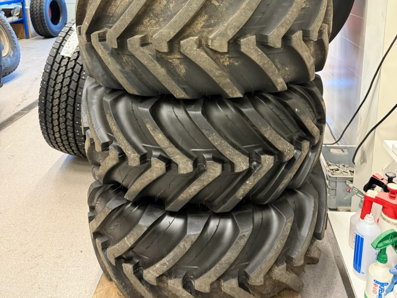 Michelin 400/70 R20 - Tire for Construction machinery: picture 1 Michelin 400/70 R20 - Tire for Construction machinery: picture 1