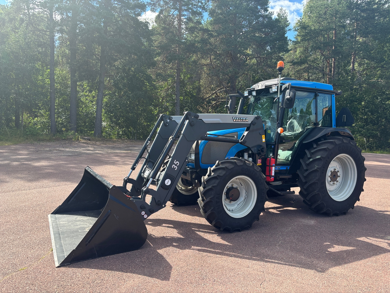 Valtra A75N - Farm tractor: picture 1 Valtra A75N - Farm tractor: picture 1