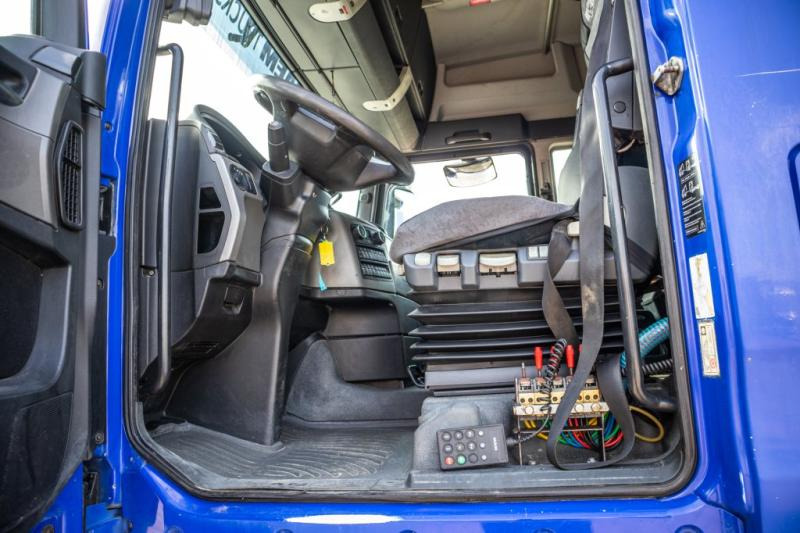 Interior photo 1: Hook lift truck, Crane truck MAN TGX 25.440 LL - HIAB 122 PRO