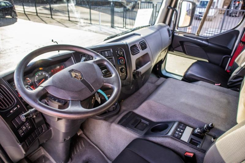 Interior photo 2: Refrigerator truck Renault D 330 -CARRIER SUPRA 850-Vlees/Meat/Viande/Fleisch