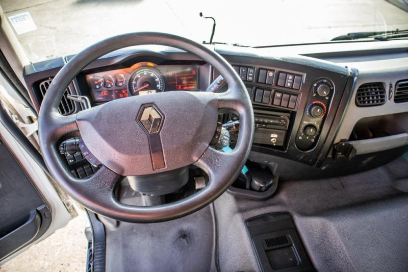 Interior photo 1: Refrigerator truck Renault D 330 -CARRIER SUPRA 850-Vlees/Meat/Viande/Fleisch
