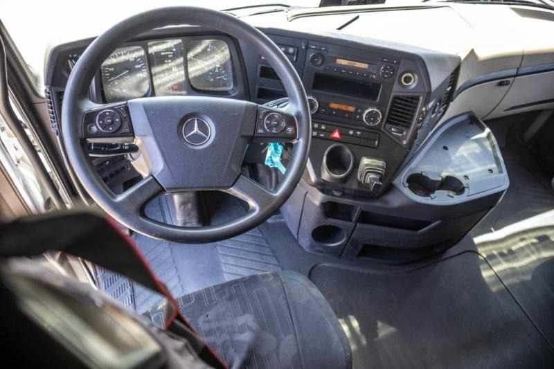 Interior photo 1: Tractor unit Mercedes AROCS 1845 HAD - 4X4 + HYDR.