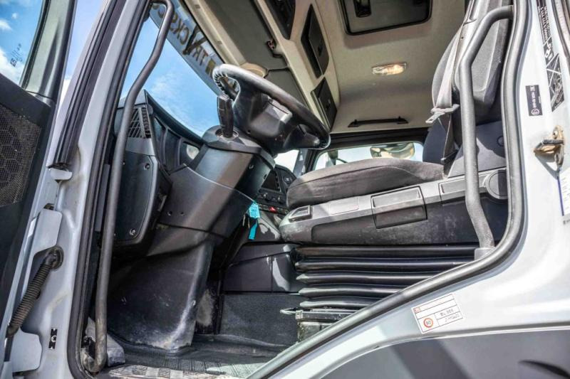 Interior photo 1: Tractor unit Mercedes AROCS 2648 LS - 6x4