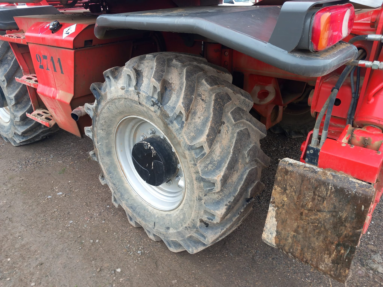 Telescopic handler MANITOU MRT1742: picture 13