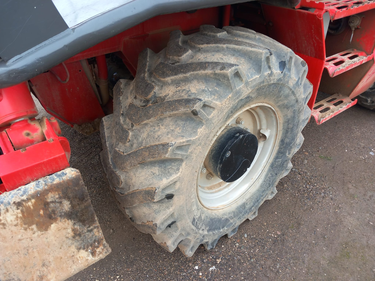 Telescopic handler MANITOU MRT1742: picture 15