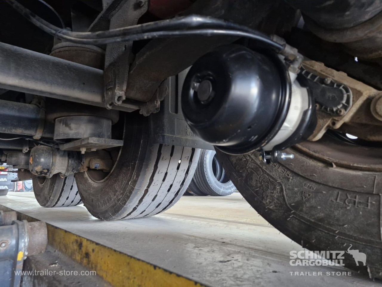 SCHMITZ Curtainsider Varios - Curtainsider semi-trailer: picture 2 SCHMITZ Curtainsider Varios - Curtainsider semi-trailer: picture 2