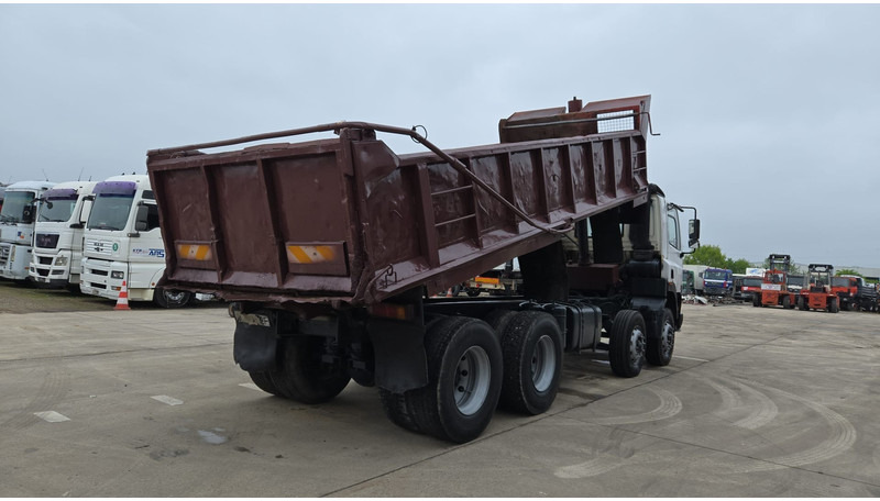 DAF 85 CF 340 (EURO 2 / MANUAL PUMP / STEEL SUSP. / POSSIBLE AS CHASSIS / 8X4) - Tipper: picture 5 DAF 85 CF 340 (EURO 2 / MANUAL PUMP / STEEL SUSP. / POSSIBLE AS CHASSIS / 8X4) - Tipper: picture 5