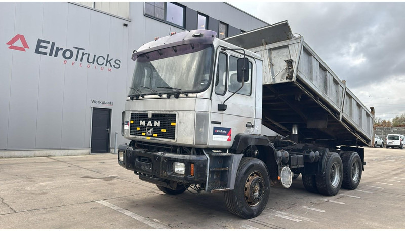 MAN 26.372 (MANUAL PUMP / POMPE MANUELLE / LAMES / GRAND PONT / STEEL SUSP. / 6 CYLINDER) - Tipper: picture 1 MAN 26.372 (MANUAL PUMP / POMPE MANUELLE / LAMES / GRAND PONT / STEEL SUSP. / 6 CYLINDER) - Tipper: picture 1