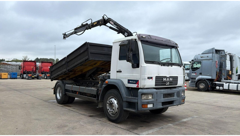 MAN LE 250 (MANUAL PUMP / MANUAL GEARBOX / TIPPER + CRANE / GOOD CONDITION) - Tipper, Crane truck: picture 3 MAN LE 250 (MANUAL PUMP / MANUAL GEARBOX / TIPPER + CRANE / GOOD CONDITION) - Tipper, Crane truck: picture 3