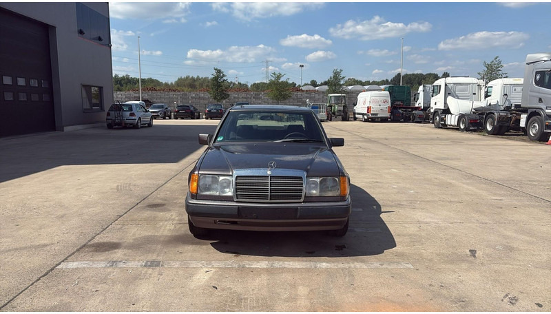 Mercedes-Benz E-Klasse 200 (GERMAN CAR / VOITURE D'ALLEMAGNE / ESSENCE / PETROL / MANUAL) - Sedan: picture 2 Mercedes-Benz E-Klasse 200 (GERMAN CAR / VOITURE D'ALLEMAGNE / ESSENCE / PETROL / MANUAL) - Sedan: picture 2